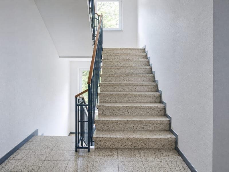Frisch gereinigtes Treppenhaus einer Wohnanlage